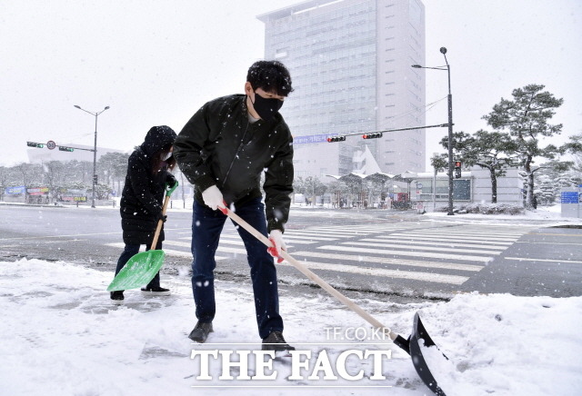 광주지역에 24일까지 많은 눈이 내릴 것으로 예보된 가운데 광주광역시가 눈 피해를 막기 위한 제설작업에 총력을 기울인다./광주시 제공