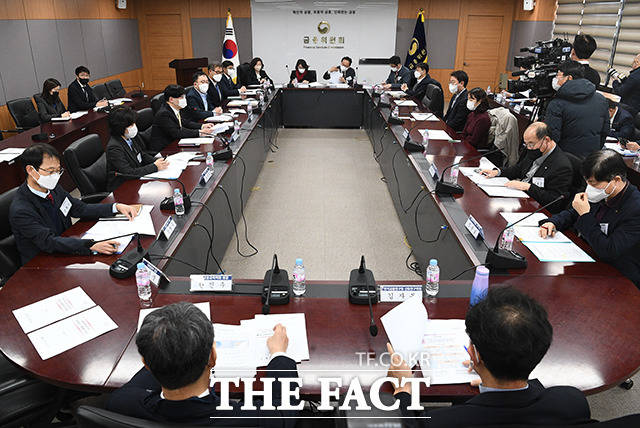 김소영 금융위원회 부위원장(왼쪽 세 번째)이 22일 오후 서울 종로구 정부서울청사에서 열린 2022년도 제2차 금융교육협의회에 참석해 모두발언을 하고 있다. /이동률 기자
