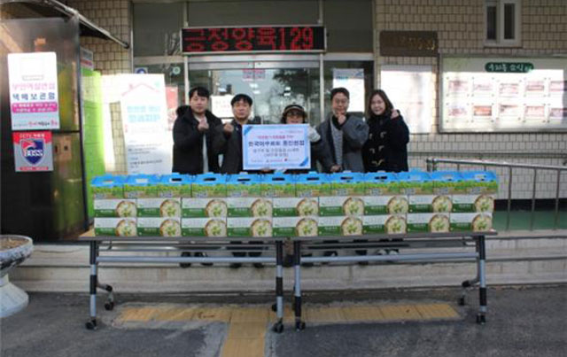 hy(옛 한국야쿠르트)가 인천 동구 송현3동과 함께 취약계층을 위한 사랑의 선물꾸러미 전달식을 개최했다. /hy 제공
