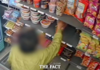  무인점포서 컵라면 훔친 절도범 잡은 경찰, 되레 생필품 전달한 사연은?