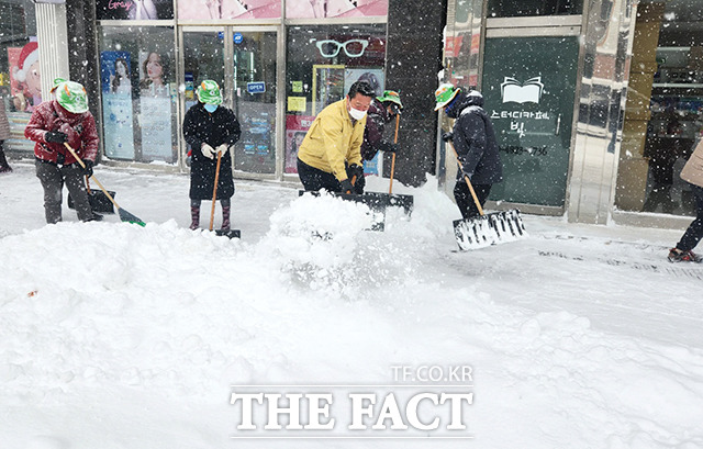 최영일 순창군수가 현장 제설작업에 동참하고 있다. /사진=순창군 제공