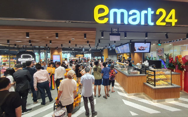 이마트24 싱가포르 1호점에 현지 고객들이 쇼핑을 하고 있다. /이마트24 제공