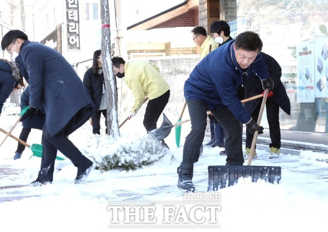 이학수 시장은 “폭설로 인한 사고 피해와 주민 불편을 최소화하기 위해 만전을 기하고 있다”며 “강설로 인한 피해를 최소화하기 위해 시민들은 차량 운행을 자제하고, 내 집·내 점포 앞 눈치우기에 적극적으로 동참 해 달라”고 당부했다. / 정읍시 제공