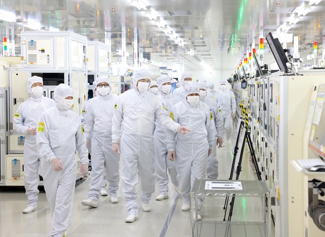 이재용 삼성전자 회장이 22일(목) 베트남 하노이 인근 삼성디스플레이 법인(SDV)을 방문해 디스플레이 생산 공장을 점검하는 모습. /삼성전자 제공