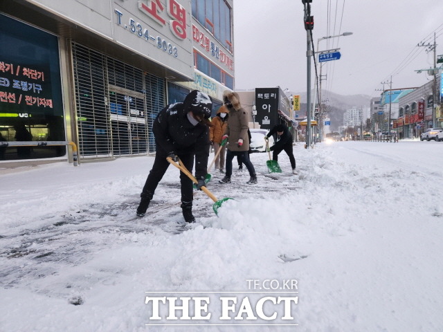 시가지 곳곳에 제설작업을 하고 있는 직원들/해남군 제공