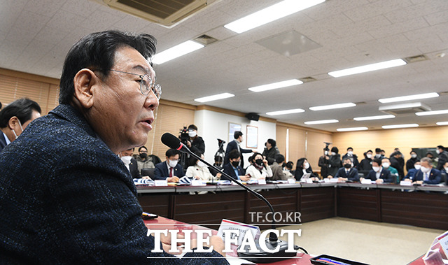 김교흥 더불어민주당 의원이 이상민 행정안전부 장관에게 질문을 하고 있다.