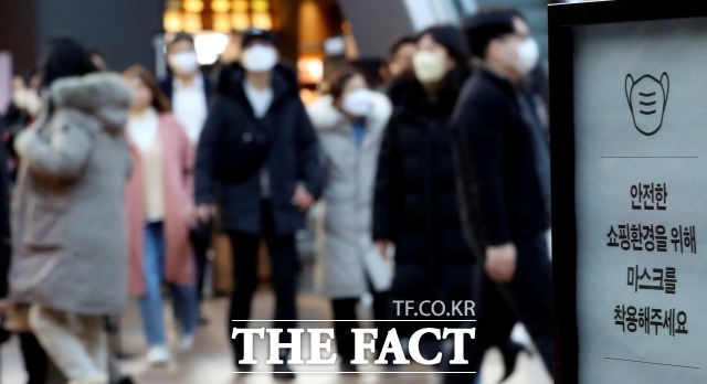 정부가 실내 마스크 착용 의무 조정에 대한 기준을 확정하면서 ‘실내 마스크 해제’의 첫 발을 뗐다. 사진은 서울 한 쇼핑몰에서 마스크를 착용한 시민들 뒤로 코로나19 관련 마스크 상시착용 안내문이 붙은 모습./뉴시스