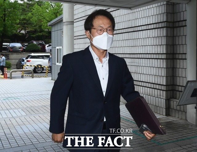 검찰이 해직 교사를 특별 채용한 혐의로 재판에 넘겨진 조희연 서울시교육감에게 징역 2년의 실형을 구형했다. /이동률 기자