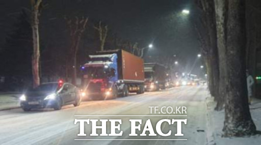 방사능폐기물 운반차량(6대)의 안전을 확보하기 위해 전·후 호송차량 2대와 고장 시 대체 예비차량 1대, 비상대응 차량 1대 등이 투입됐다. / 대전시 제공