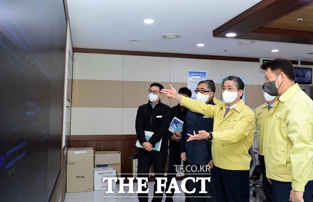 정승일 한국전력 사장이 23일 신양재변소를 방문해 전력설비 운영과 관리 상황을 긴급 점검하고 있다. / 한전 제공