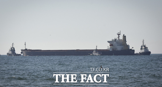 12월 초 러시아의 미사일 공격으로 우크라이나의 곡물수출이 하룻 동안 중단됐다. 곡물 화물선 오션라이언호가 오데사항을 출항하고 있다. /오데사=AP.뉴시스