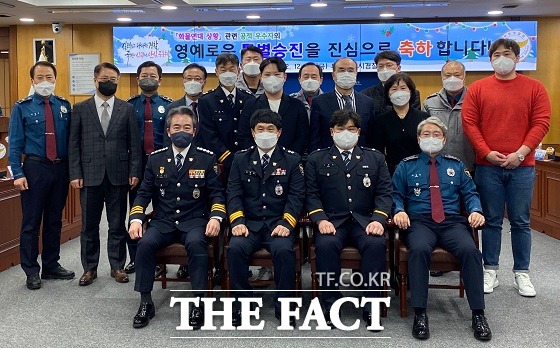 윤희근 경찰청장이 23일 부산경찰청을 방문해 이른바 화물연대 부산신항 쇠구슬 사건과 관련, 피의자 검거에 공을 세운 경찰관에게 특진 계급장을 전달했다. /부산경찰청 제공.