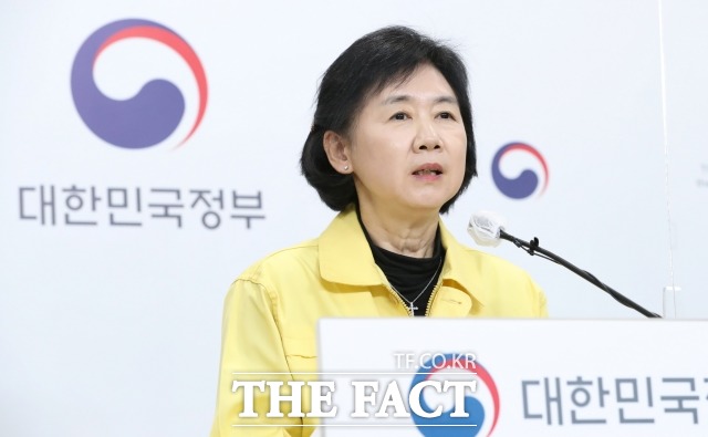 방역당국이 실내 마스크 착용 의무 조정에 대한 기준을 확정 발표했다. 이에 방역당국이 정한 4개 지표중 2개 이상이 충족되면 실내 마스크 착용 의무가 권고로 전환된다. 사진은 지영미 중앙방역대책본부장(질병관리청장)이 23일 충북 청주시 질병청에서 실내마스크 의무화 조정계획 등을 발표하고 있다./뉴시스