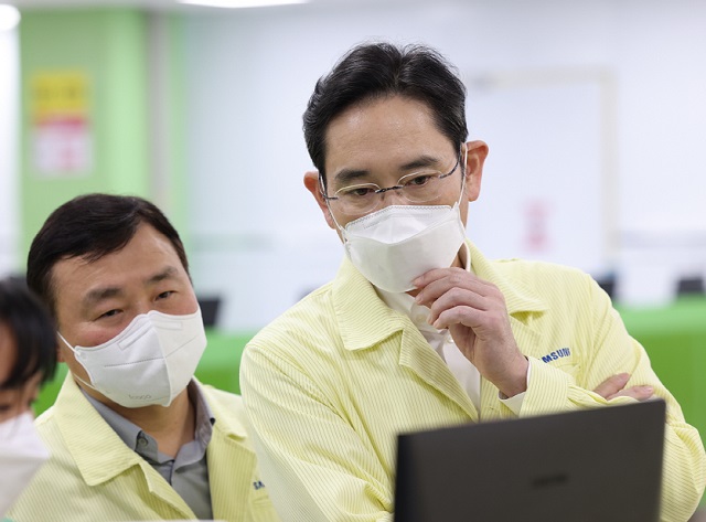 이재용 삼성전자 회장이 22일 베트남 하노이 인근 삼성전자 법인(SEV)을 방문해 스마트폰 생산 공장을 점검하는 모습. /삼성전자 제공