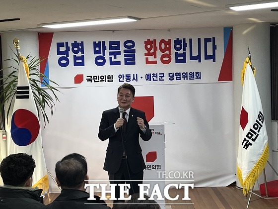 국민의 힘 안철수 의원이 안동시·예천군 당협을 방문해 당 대표 도전을 위한 연설중이다./안동=최헌우 기자