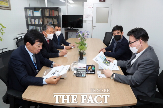 장흥군이 중앙부처를 방문해 예산 협의를 하고 있다/장흥군 제공