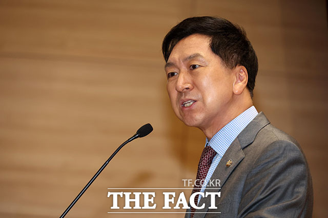 김기현 의원이 검찰 소환 통보를 받은 이재명 더불어민주당 대표를 향해 친문계와 DJ계에 긴급 구조요청을 했다며 그런다고 진실을 이길 순 없다고 말했다.