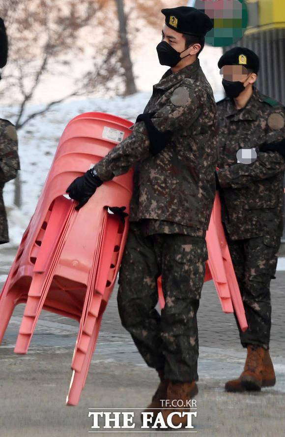 훈련병으로 변신한 BTS 진이 23일 육군 5사단 신병교육대 교육에 참석한 뒤 동료들과 함께 앉았던 의자를 정리하고 있다./연천=남용희 기자