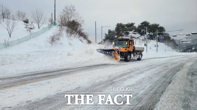 24일 강원도 도로관리사업소 제설차량 5대가 강릉에서 순창까지 500여km를 달려와 제설작업에 박차를 가하고 있다. /순창군 제공