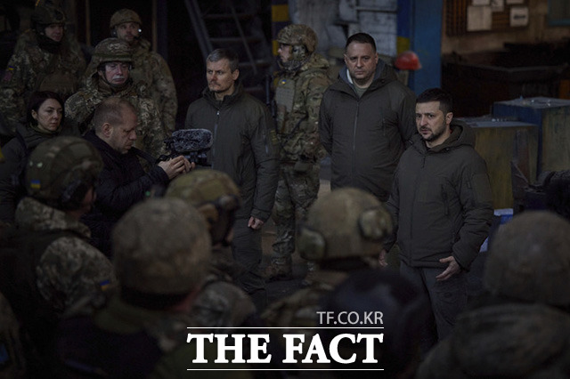 볼로디미르 젤렌스키 우크라이나 대통령이 크리스마스이브에 발생한 러시아의 포격에 참담한 심정을 밝혔다. 사진은 지난 20일 젤렌스키 대통령이 러시아와의 격전지인 바흐무트를 방문해 군인에게 훈장을 수여하며 악수하고 있는 모습. /AP.뉴시스