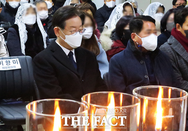 이재명 더불어민주당 대표가 25일 오전 인천 계양구 박촌동 성당에서 열린 성탄 대축일 미사에 참석하고 있다./뉴시스