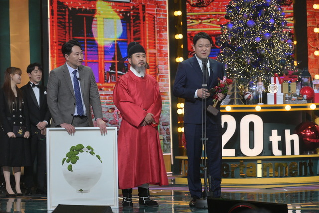 최국 이광기(왼쪽부터)가 2022 KBS 연예대상에서 디지털 콘텐츠상을 받은 김구라(오른쪽)의 구라철 시즌3 수상 당시 직접 챙겨온 그림과 복장으로 시상식에 또 다른 재미를 선사하고 있다. /KBS 제공
