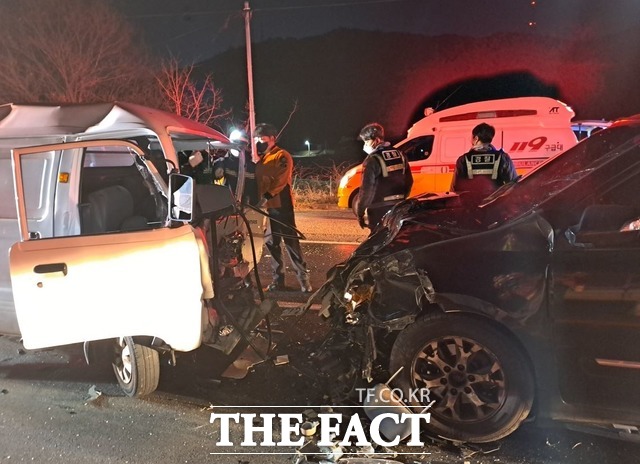25일 오후 7시 9분쯤 경주시 강동면의 한 도로에서 교통사고가 나 수습 중이다./경북소방본부 제공