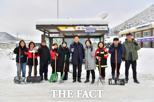 지난 22_24일 사흘간 장성군에 평균 31.2cm의 눈이 내렸다. 제설작업 현장을 찾은 김한종 장성군수./장성군 제공