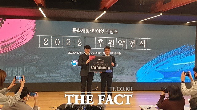 12일 서울 강남구 삼성동 한국 오피스 오디토리움에서 열린 2022 문화재지킴이 후원약정 체결식에서 조혁진(왼쪽) 라이엇게임즈 대표와 최응천 문화재청장이 기념촬영을 하고 있다. /삼성동=최승진 기자