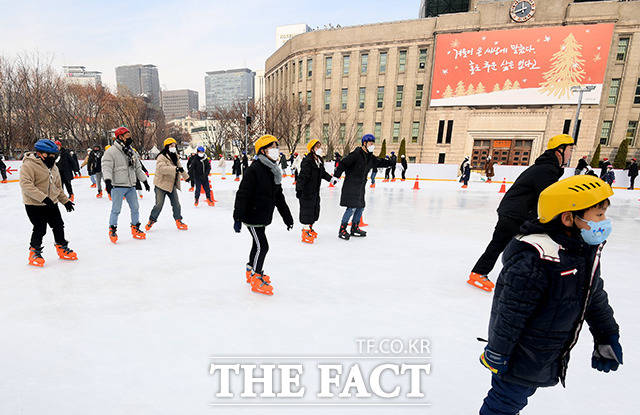 26일 오전 서울 중구 서울광장 스케이트장을 찾은 시민들이 즐거운 시간을 보내고 있다. /이선화 기자