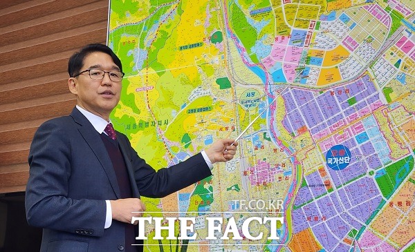 맹경재 충북경제자유구역청장이 최근 <더팩트>와의 인터뷰를 통해 국제도시 오송의 방향성을 설명하고 있다. /청주=이주현 기자.