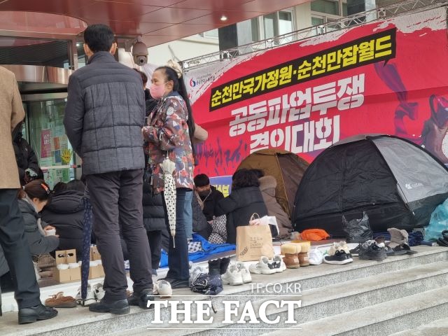 순천만잡월드 노조원들이 순천시청 정문 앞에서 텐트 유숙 투쟁을 하고 있다. 노사 양측은 합의점을 찾았으나 서명에 이르지 못해 텐트 농성을 계속되고 있다. /더팩트DB