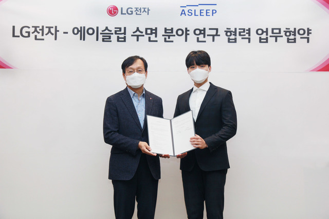 지난 23일 서울 금천구에 위치한 LG전자 가산R&D캠퍼스에서 오세기 LG전자 H&A연구센터장 부사장(왼쪽), 이동헌 에이슬립 대표가 수면 분야 연구 협력을 위한 업무협약(MOU)을 체결하고, 기념촬영을 하고 있다. /LG전자 제공