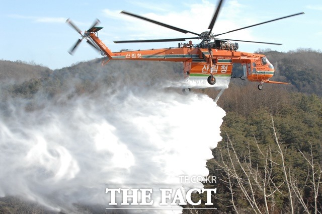 초대형 헬기 산불 진화 시연 모습 / 산림청 제공