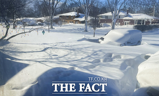 성탄절 연휴기간인 25일(현지시간) 미국 뉴욕주 이리 카운티의 애머스트 마을에서 주택과 자동차가 눈에 파묻혀 있다. /애머스트=AP.뉴시스