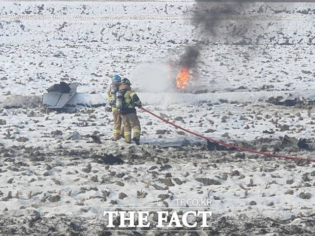 26일 공군 등에 따르면 이날 오전 11시 40분께 강원 횡성군 횡성읍 묵계리 인근에서 공군 제8전투비행단 소속 KA-1 공격기 1대가 추락했다는 신고가 접수됐다. /횡성소방서 제공