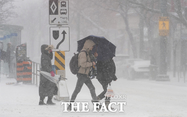 크리스마스 연휴 기간동안 미국과 캐나다 전역에 내린 최악의 눈폭풍으로 인해 전력 공급이 끊기고 다중 교통사고가 발생하는 등으로 최소 30명이 사망했다. /토론토=AP.뉴시스