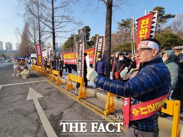 천안 5산단 내 지정폐기물 처리시설 조성사업을 반대하는 성남면 주민 200여 명이 천안시청 앞에서 항의 집회를 개최했다. / 천안=김경동 기자