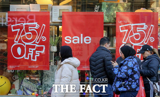 크리스마스 다음날인 26일(현지시간) 영국 런던의 한 쇼핑몰 앞에서 쇼핑객들이 박싱데이를 맞아 할인 판매중인 물건을 사기 위해 줄 서 있다. /런던=신화.뉴시스