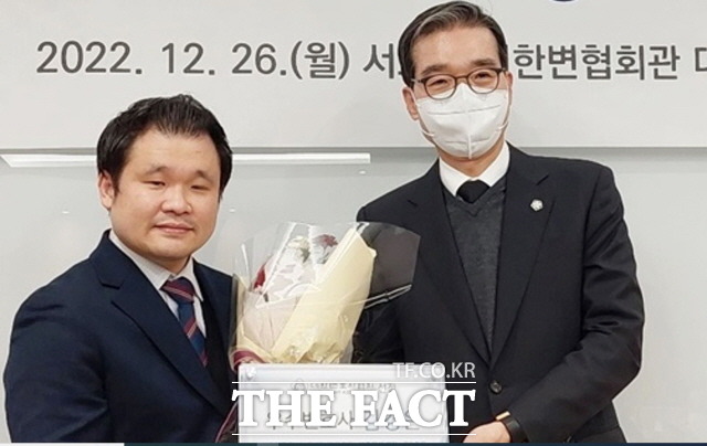 고려인마을 법률지원단 김경은 변호사(사진 왼편)가 26일 대한변협 우수변호사 에 선정돼 수상했다./고려인마을 제공