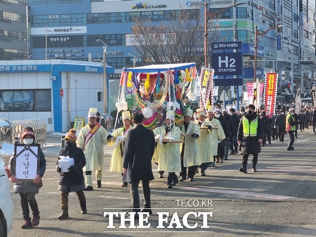 천안 5산단 내 지정폐기물 처리시설 조성사업을 반대하는 성남면 주민 200여 명이 상여를 메고 갤러리아백화점 센터시티점 인근부터 천안시청사까지 2km 가량 거리 행진을 벌였다. / 천안=김경동 기자