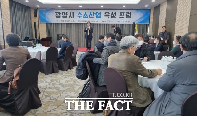 광양시가 지난 16일 광양호텔락희에서 수소산업육성 포럼을 개최했다. 정인화 시장이 인사말을 하고 있다. /유홍철 기자