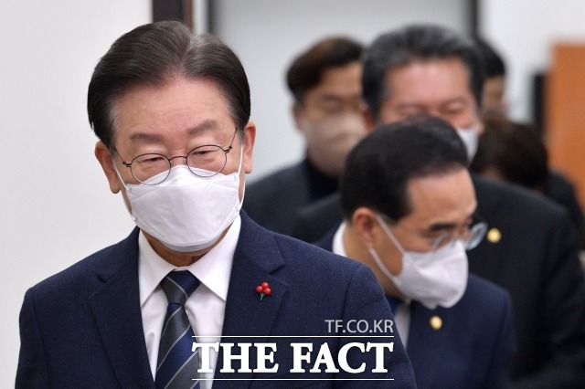 이재명 더불어민주당 대표가 26일 오전 서울 여의도 국회에서 열린 최고위원회의에 참석하고 있다. /남윤호 기자