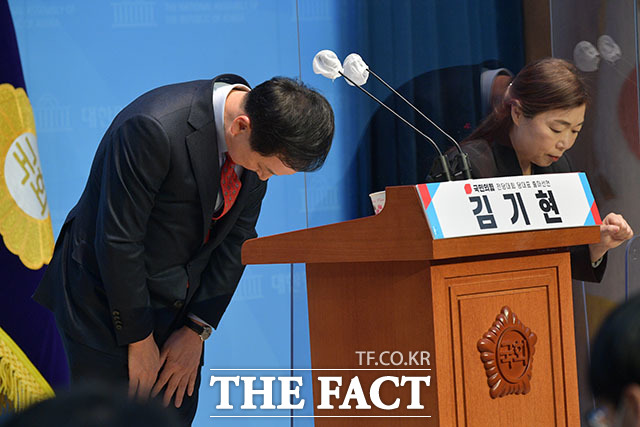 출마 선언 후 인사하는 김기현 의원.