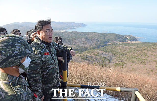 정진석 국민의힘 비상대책위원장이 27일 백령도 해병대 6여단 807 OP에서 북측을 바라보고 있다. 그는 이번에 북 무인기를 격추시키지 못했다 하더라도 2017년 상황에 비하면 우리 상황이 상당히 개선됐다고 주장했다. /국회사진취재단