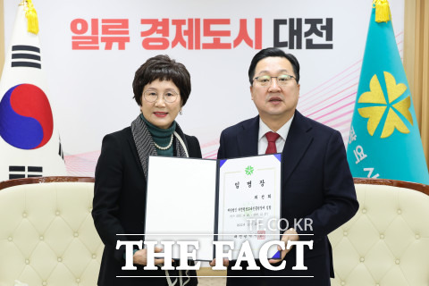 왼쪽부터 최선희 대전평생교육진흥원장과 이장우 대전시장