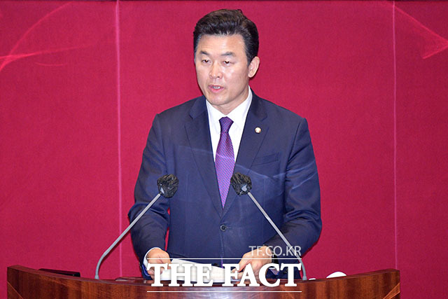 기재위원장으로 선출된 윤영석 의원.