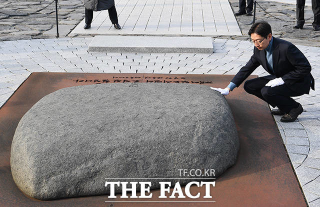 김경수 전 경남도지사는 28일 출소 후 첫 일정으로 권양숙 여사를 예방하고 고(故) 노무현 전 대통령 묘역을 참배했다. 김 전 지사는 노 전 대통령의 국민통합과 대연정을 돌아봐야 할 때라고 말했다. /김해=이동률 기자