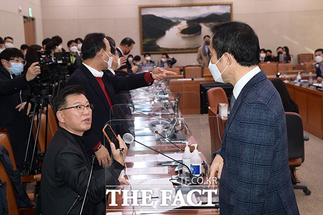 정회 선포 후 이양수 국민의힘 의원이 김승남 의원에게 다시금 휴대전화를 보이고 있다.