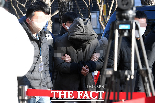 택시기사를 살해한 뒤 옷장 속에 시신을 은폐한 혐의로 붙잡힌 이모 씨가 28일 오전 경기도 고양시 의정부지방법원 고양지원에 열리는 영장실질심사에 출석하고 있다. /남용희 기자